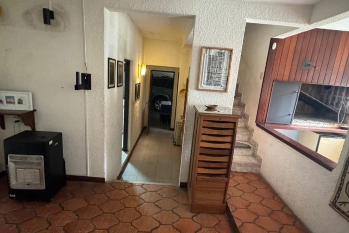 Imagen de Casa moderna de 3 pisos en Malvín
