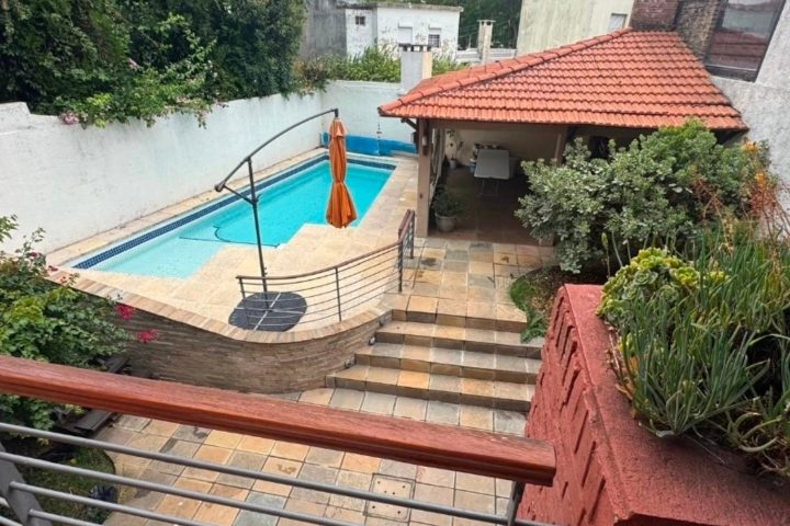 Imagen de Casa moderna de 3 pisos en Malvín