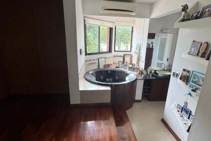 Imagen de Casa moderna de 3 pisos en Malvín