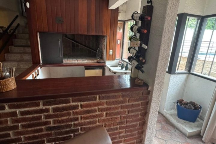Imagen de Casa moderna de 3 pisos en Malvín