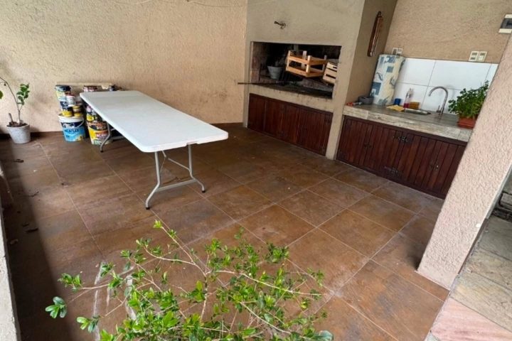 Imagen de Casa moderna de 3 pisos en Malvín
